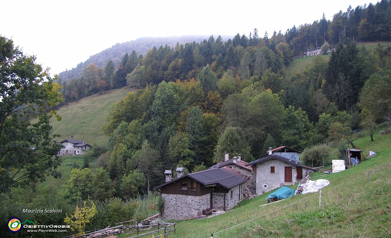 12 Baite Paul, prendo il sentiero che sale dietro le baite in mezzo ai pascoli....JPG